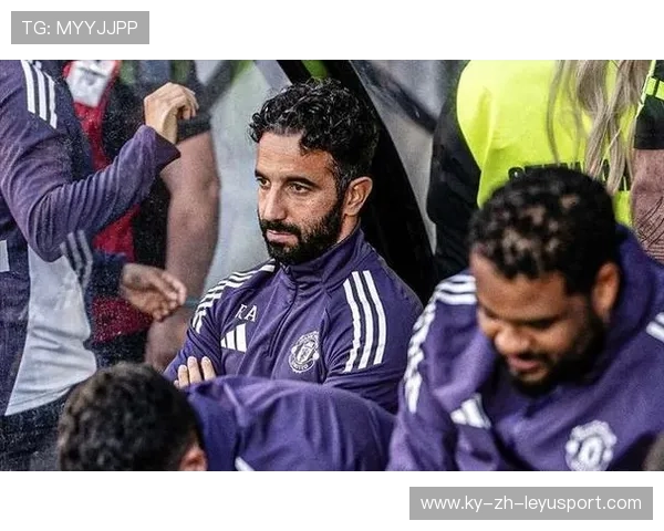 曼联攻防兼备，球队整体更协调，曼联队的么